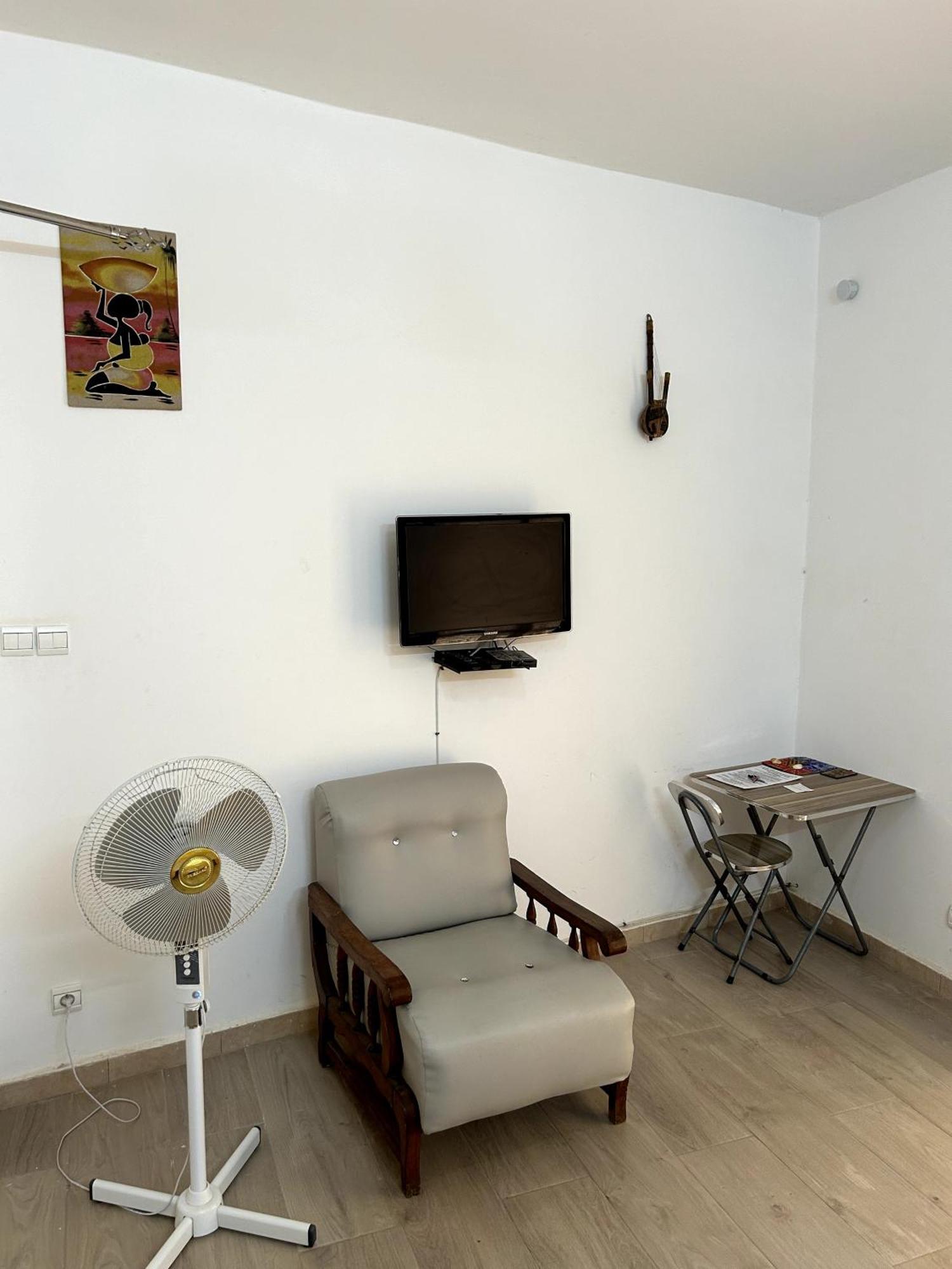 Chambre Spacieuse Avec Balcon - Salle De Bain Exterieure Privee & Breakfast サンルイ エクステリア 写真
